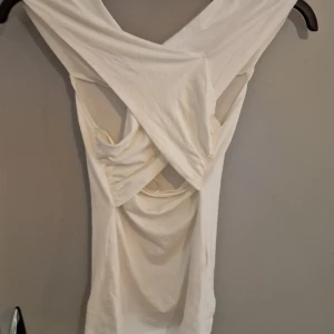 Axel bar "fest" tröja - Tröja från Gina tricot. Använd 1 gång, kan fixa fler bilder om de önskas❤️ obs. Sista bilden är lånad, de är inte samma tröja, men dom är väldigt lik