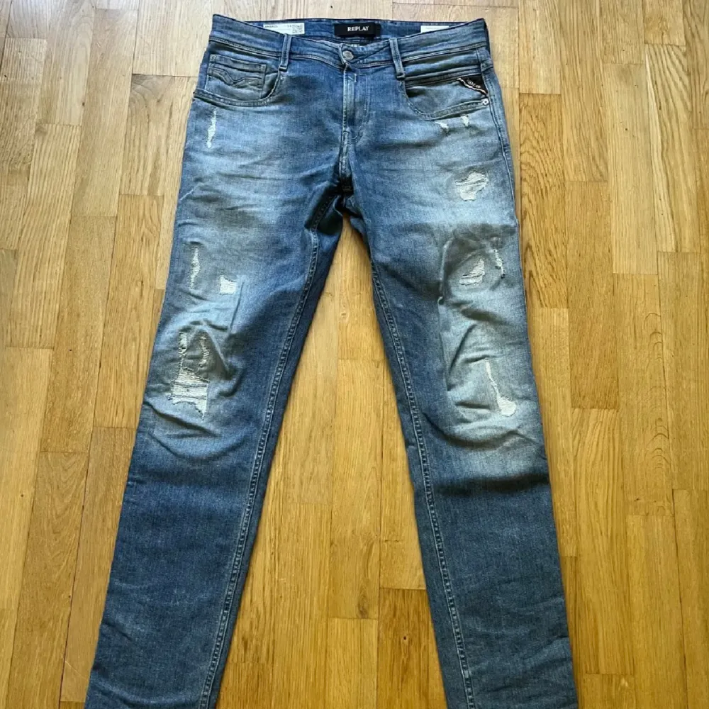 Storlek 30-32 sköna jeans med slitningar skick 9/10 modell anbass. Kan gå ner i pris vid snabb affär.. Jeans & Byxor.