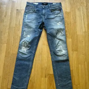 Storlek 30-32 sköna jeans med slitningar skick 9/10 modell anbass. Kan gå ner i pris vid snabb affär.