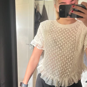 Zara topp - Säljer denna söta topp från zara då den tyvärr inte kommer till användning! Den är i nyskick då den knappt är använd🙌🏽💖