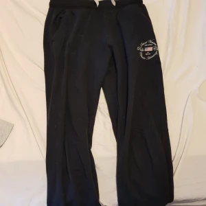 Marinblå mjukisbyxor  - Använda o helt okej skick små i storleken