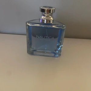 Nautica voyage 99 ml - Jag säljer min nautica voyage. Det är bara några få spray tagna så ca 99 ml kvar. Det är en riktigt god doft till sommaren.