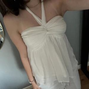 Nelly topp - Säljer min topp som man knyter i nacken från Nelly. Jag aldrig använt den, endast testat. Jag tycker inte riktigt den passar mig så därför säljer jag den. Nypris 349kr, mitt pris 300kr (diskuterbart) Skriv privat till mig vid intresse eller frågor💞