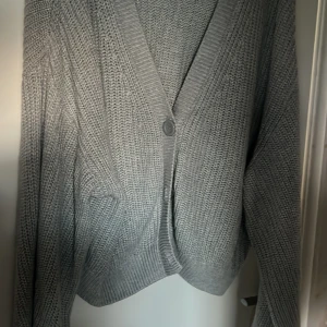 Stickad kofta 🌸 - Grå stickad kofta ifrån h&M i storlek xl🩵 Den är använd men i bra skick