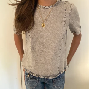 Jeanstopp Zara - Jätte cool jeanstopp från Zara! Den är i storlek XS men passar även S. Använt fåtal gånger och den är i mycket bra skick. Pris kan diskuteras💕