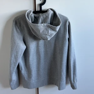 Jack and Jones zip hoodie - Säljer nu den här tröjan då jag inte använder den. Den är i princip nyskick med ett skick på 10/10