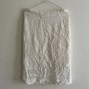 Broderad kjol  - Så drömmig broderat kjol från hennes!