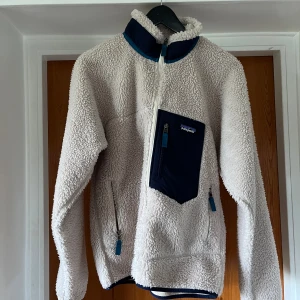 Men's Classic Retro-X® Fleece Jacket - Natural Men's Classic Retro-X® Fleece Jacket frå Patagonia Herr stl S passar även M dam Mycket bra skick, inga skavanker. Endast använd vid ett fåtal tillfällen  Nypris 2399kr