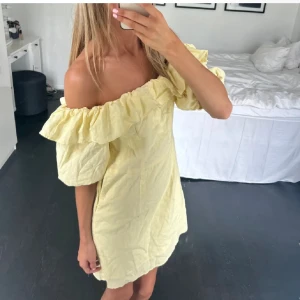 gul hm klänning  - super söt gul klänning från h&m 🌼🌼🌼säljer pga att jag inte gillar hur den sitter på mig 🙁tryck på köp nu ⭐️