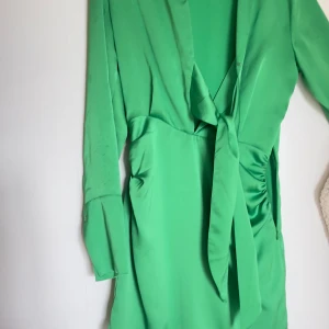 Klönning - Jättefin grön festklänning från Gina Tricot, använd vid 3 tillfällen så gott som ny. 