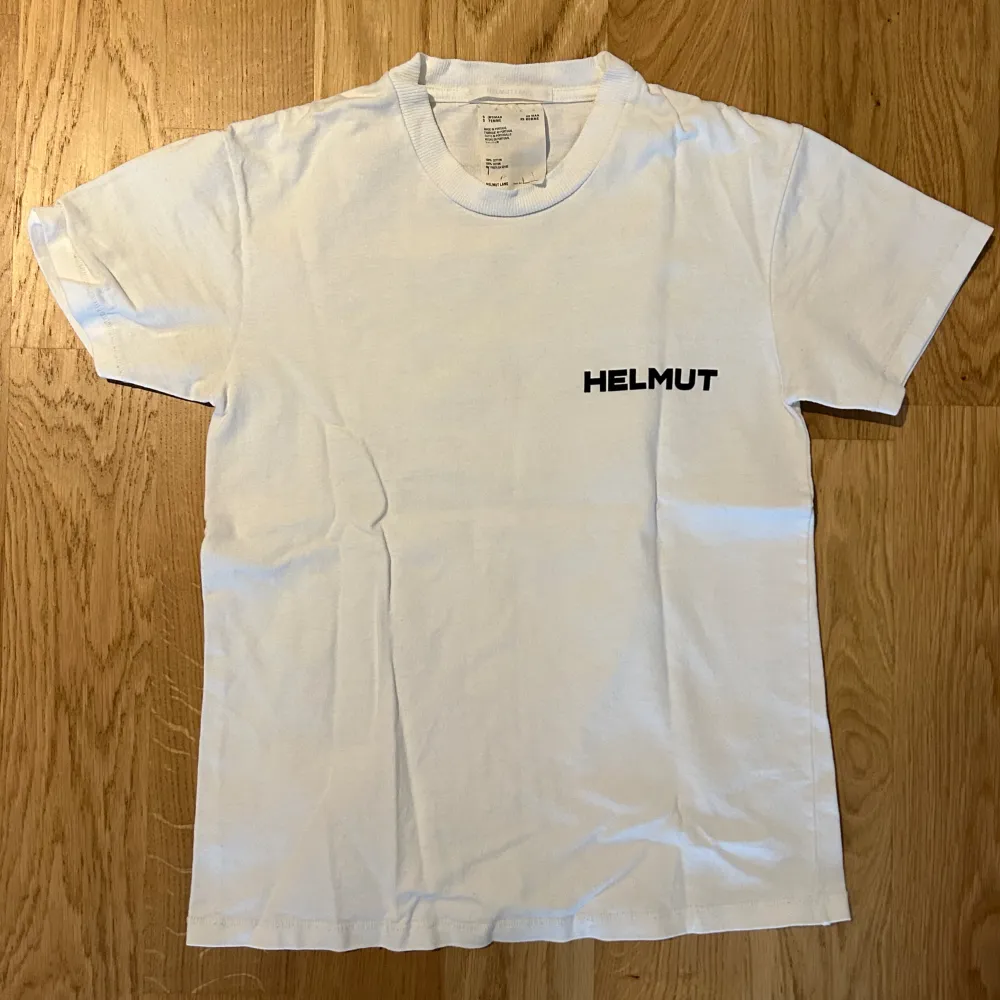 Vit t-shirt från Helmut Lang med tryck på ryggen. Använd, men i fint skick! . T-shirts.