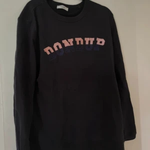 Dondup - Säljer pågrund av att den inte används längre 👏🏽 Sömmen lossnat lite (se bild 2)👍🏼