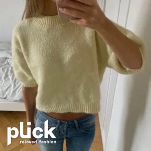 Gul stickad tröja  - Jag vill se om det finns intresse för min fina gula stickade tröja från zara. Tröjan är endast använd ett fåtal gånger och slutsåld på zaras hemsida. Nypris ca 300kr🥰 (storlek L men passar även M/S)