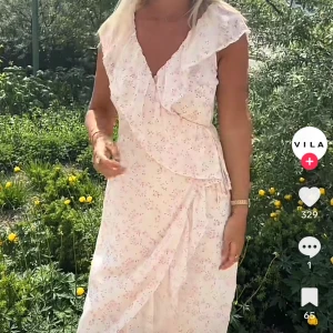 Klänning - Helt ny med prislapp kvar, säljer för att den är för stor för mig! 🩷