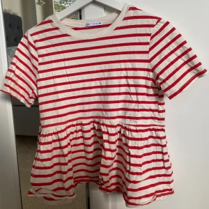 Zara tröja - Köpt något år sedan på Plick. I gott skick💗 Tryck gärna på köp nu!