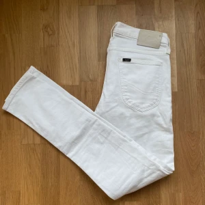 Lee jeans - Vita Lee jeans perfekta nu till sommaren. Modell Luke. Storlek 29/32. Endast prövade. Hör av dig om du har några funderingar.