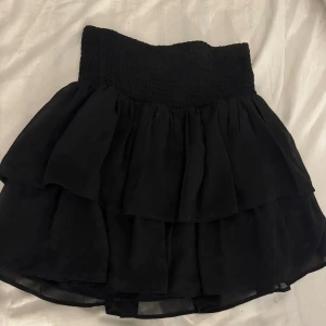 Kjol - En fin och bra volangkjol. Det är i storlek 158/164 men den sitter som en xs men det är väldigt stretchig. Vid pris och frågor är det bara att skicka😊