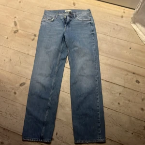 Jeans - Jag säljer nu dessa jeansen från Gina Tricot. De är i storlek 34. Knappt använda, bra skick, inga defekter. Jeansen är lågmidjade o raka i passformen. !!!SÄNKT PRIS!!!! KOLLA MIN PROFIL!!!❣️