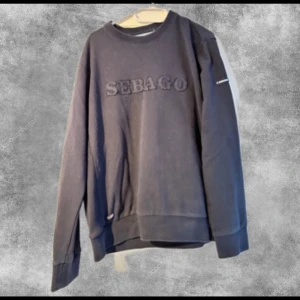 Sebago sweatshirt - Säljer kläder åt farsan för han rensar garderoben. Säljer en schysst sweatshirt från Sebago då han inte använder den längre. Skicket är bra förutom att den är lite nopprig eftersom den är använd. Hör av dig vid frågor! Pris kan diskuteras vid snabb a