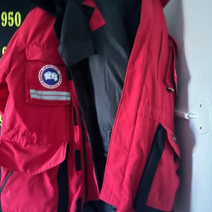 Canada goose jacka äldre modell - Lite små slitage äldre modell 