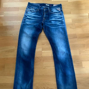 Replay jeans - Tjena! Säljer nu ett par snygga replay jeans i storlek W32, L32. De är utan defekter. Hör av er vid frågor eller funderingar!
