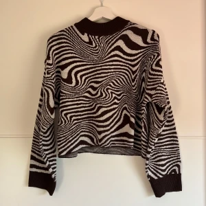 Stickad tröja från H&M strl S - Fin stickad tröja från H&M Divided! I väldigt fint skick då den endast använts någon enstaka gång.