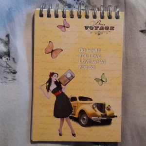 Spiralblock - Ett gult, linjerat spiralblock med vintage tema.