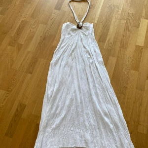 Vitt lång klänning  - Säljes för 100kr