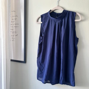 Blus utan ärmar  - Superfin blus utan ärmar med fina detaljer baktill. Dessvärre är lappen bortklippt men antingen xs eller s! Jättefint skick och inga hål eller liknande! 