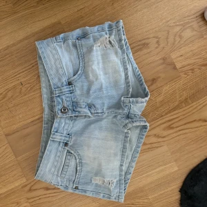 Lågmidjade shorts  - Sjukt snygga lågmidjade shorts som tyvärr är för små, har därför inga bilder med på. Skulle säga att de är S/M