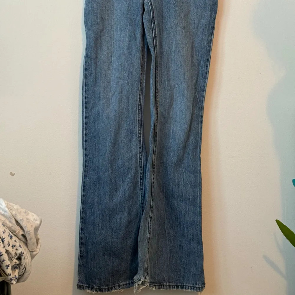 Bootcut jeans i okej skick. Lite fransiga längst ner vid benen. . Jeans & Byxor.