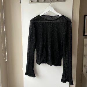 Festtopp - Ganska genomskinlig topp from GinaTricot i strl 38. Aldrig använd