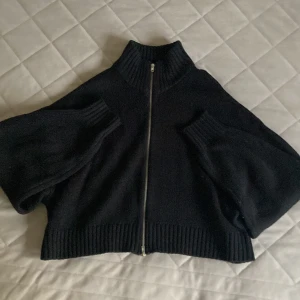 Kofta - Säljer denna koftan som är i mycket bra skick. Den har en dragkedja så man kan öppna den också om man vill. Den är knappt använd och jag köpte den på divided på hm🫶💗