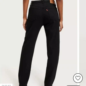Levi's 501 - Fina jeans i bra skick då de är sparsamt använda! Rätt korta i längden, passade perfa på mig som är 162. Från kant till kant är midjemåttet 36 cm:))