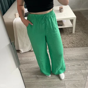 Linnebyxor - Gröna linnebyxor. Lite för stora så kommer inte till användning 💚