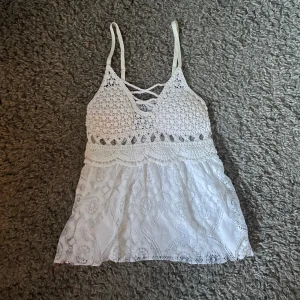 Sommartopp - Säljer nu denna såå himla fina topp som jag köpt i Grekland!! Den har justerbara band, inga defekter och man behöver ingen bh under! Det står ingen storlek men skulle säga att den passar någon runt S!!💖💖💖