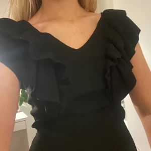 Only volang topp - Sååå himla fin volang topp från Onnly som passar jättebra till jeanskjolar osv nu till sommaren. Bara att höra av sig om man har några frågor!