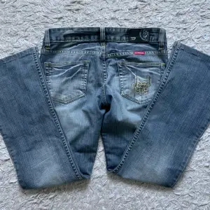 Ett par snygga lowwaist jeans från Diesel. I storlek 30. Innerbenslängd: 72cm ; Ytterbenslängd: 90cm ; Höftmått: 82cm. 