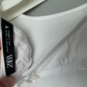 Zara klänning  - Superfin klänning från Zara. Den är i storlek xs och endast använd en gång💗