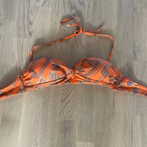 Bikini överdel  - En jättefin somrig orange bikini överdel som tyvärr är för liten för mig💕
