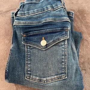 Bootcut jeans🩵 - Säljer dessa bootcut jeans🤍 Inga defekter och i nyskick!🌊 Säljer pågrund utav att de är för korta för mig🩵Skriv om du har fler frågor eller liknande🐚 