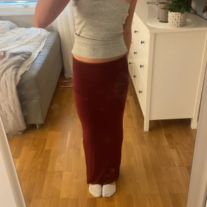 Kjol från gina -  Fin lång kjol sitter bra på mig som är 1,65 Vin röd!💗 Ge gärna pris förslag