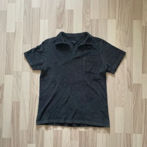 Paul & Friends Sammy Polo - 499kr - Grå/svart Paul & Friends Sammy Polo i storlek medium. 100% bomull. Bröstficka på vänstra sidan, inga knappar vid kragen. För mått/fler bilder skriv privat.