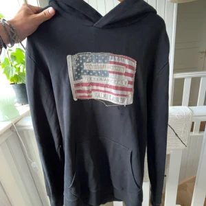 Ralph Lauren hoodie - As snygg Ralph lauren hoodie storlek M men ganska lång i storleken så passar nog L också. Har två små hål under trycket men annars jättebra skick