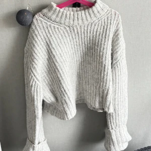 Stickad tröja - Väl använd men nu blir den bara liggandes…🌸