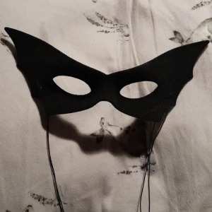Ögonmask - En svart ögonmask som liknar en fladdermus.