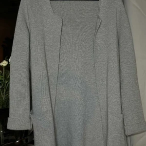 Stickad kappa/kofta - Stickad lite tjockare kappa/kofta. 