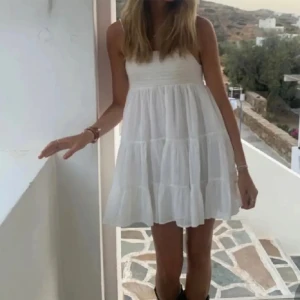 Zara klänning - Fint skick, med stretchigt material vid brösten🥰