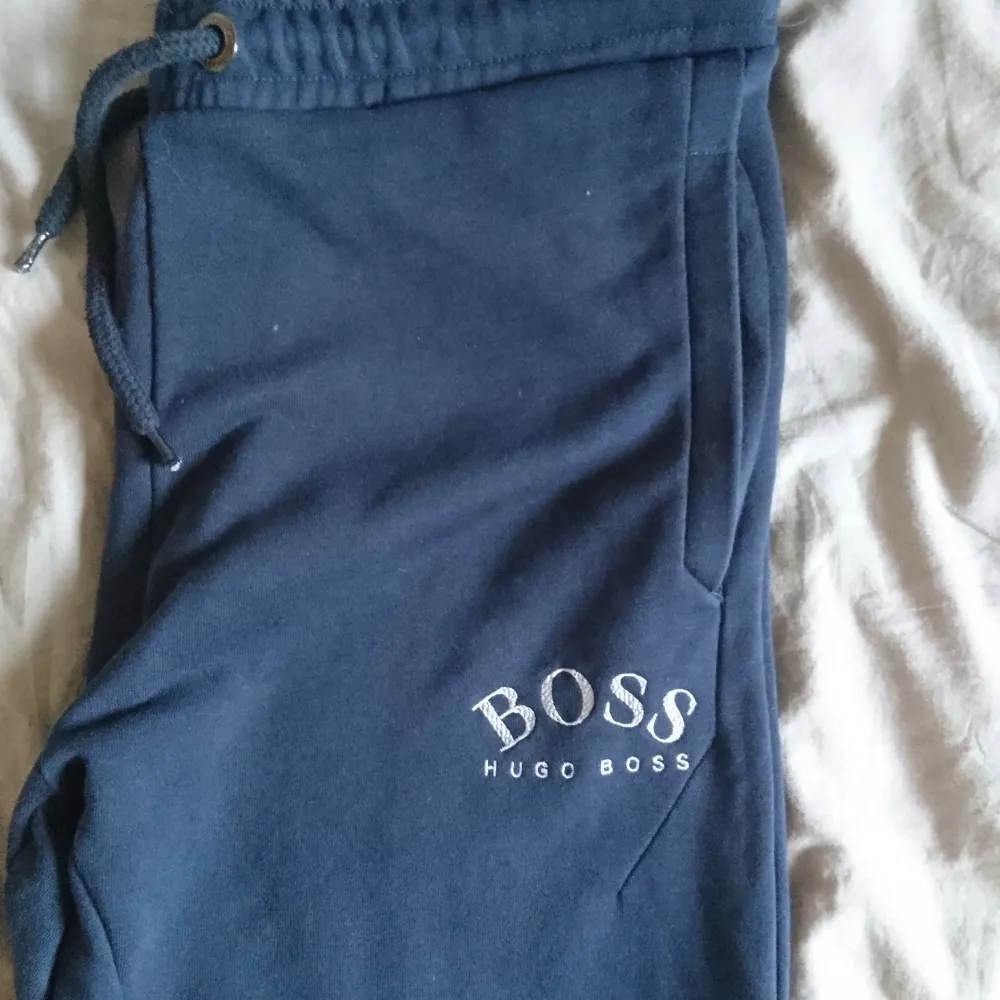 Säljer ett par mörkblåa Hugo Boss mjukisbyxor i nyskick, Använda 2-3 gånger (inomhus) men var för små för mig, det står storlek L men sitter garanterat som M, hör av er vid fler frågor eller bilder 👍. Jeans & Byxor.