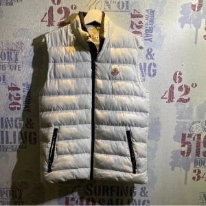 Moncler  - En riktigt snygg moncler väst som passar bra nu till sommaren dessutom till ett riktigt bra pris!